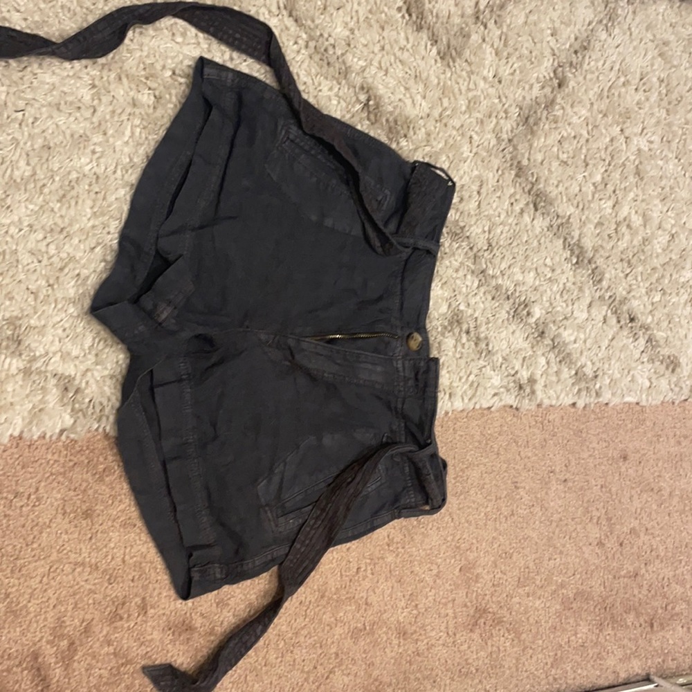 Size 0 American Eagle khaki paper bag shorts. Never worn. No damage or stains.